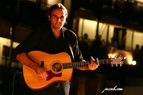 Diego Sánchez: guitarra y bouzouki.