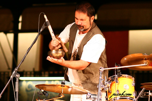 Juan Carlos Arellano (Ruso): percusiones.